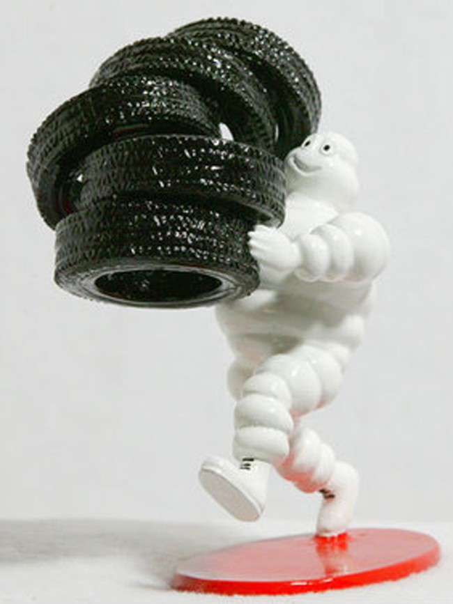 Bibendum portant une pile de pneus